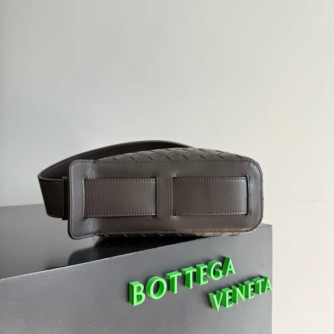 Batch 1920 🎁BOTTEGA VENETA new woven Tribeca handbag Double zipper design + super clear inner layering, sufficient capacity without clutter; small items can be stored in an orderly manner for daily commuting and short trips 🗂 Equipped with a comfortable wide shoulder strap, it can be worn on the shoulder, crossbody, or in the hand, and the carrying method is super flexible. Style number: 836016 Size: 30.5*20*9cm Color: black brown